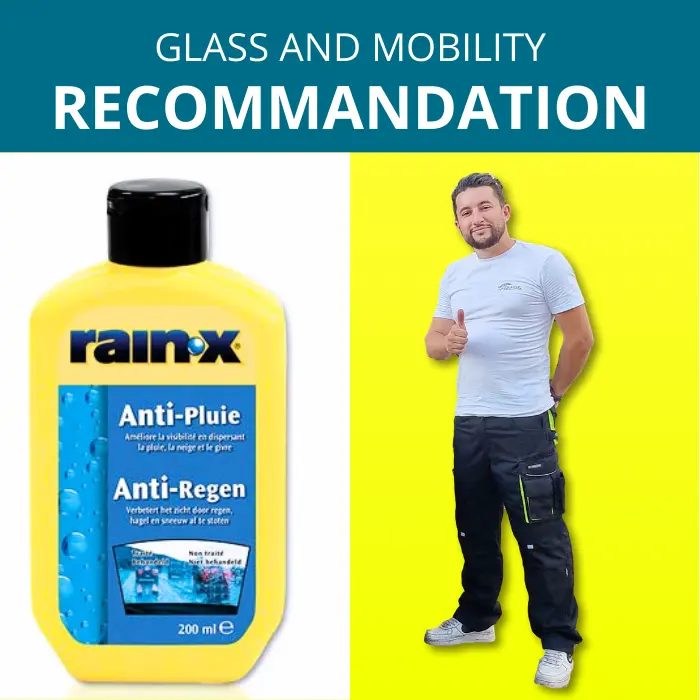 Rain-X Anti-Pluie avec une bouteille du produit au premier plan et un professionnel approuvant avec un pouce levé, sur un fond bleu-jaune affirmant la recommandation pour une meilleure visibilité sur le verre.
